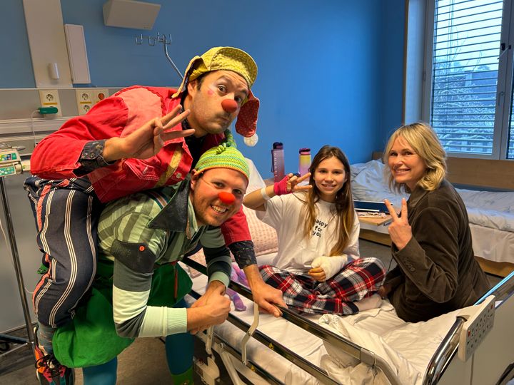 Anne Lindboe og Sykehusklovnene besøker pasient Anna Volk