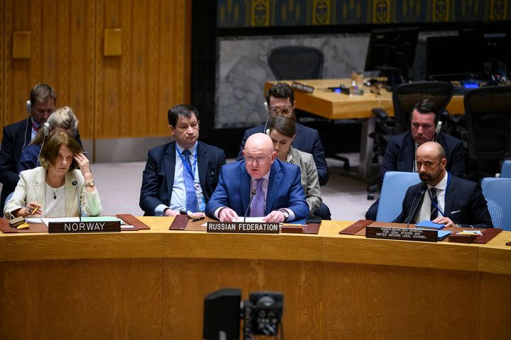 Vassilij Nebenzia (i midten), Russlands FN-ambassadør, taler under Sikkerhetsrådets møter om Ukraina og opprettholdelse av internasjonal fred og sikkerhet. Norges FN-ambassadør Mona Juul (til venstre) sitter ved siden av Russland. Foto: UN Photo/Loey Felipe.