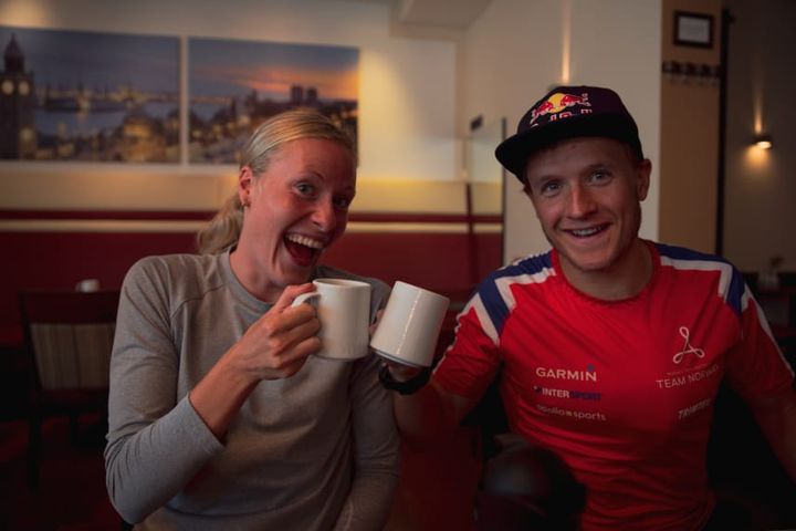 Lotte Miller og Kristian Blummenfelt skøyer ved frokosten før konkurransen i Hamburg WTS i dag.