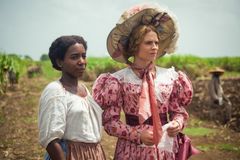 EIN SONG OM LENGSEL: I serien følger vi en viljesterk ung slave, July, som jobber som stuepike for den lunefulle dama Caroline.

FOTO: CARLOS RODRIGUEZ / BBC/NRK