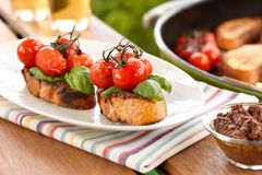 Bruschetta med oliventapenade og bakte tomater. (Foto: Brodogkorn.no)
