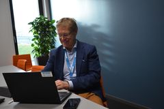 Ole-Petter Thunes, administrerende direktør i Rambøll Norge signerte i dag kontrakten med Statens vegvesen elektronisk via Teams. Foto:  Thora Engen Fasteraune, Rambøll.
