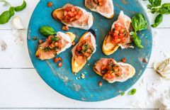 Deilige italienske bruschetta med skinke og tomat. Foto: MatPrat.no