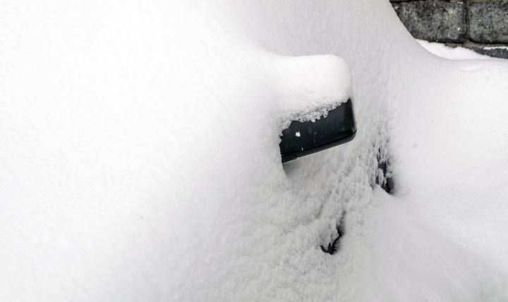 Slurv med måkingen av bilen kan føre til bøter eller tap av førerkort. (Foto: NAF)