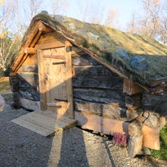 Fjøset, i laftet tømmer og med torvtak, ble sannsynligvis bygget på 1800-tallet. Foto: Troms og Finnmark fylkeskommunes arkiv