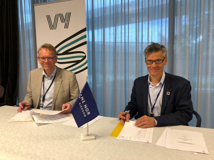 Konserndirektør Arne Fosen i Vy Tog og administrerende direktør Jon-Erik Lunøe i Bane NOR Eiendom signerer leiekontrakten verdt kr. 240 millioner over 10 år.