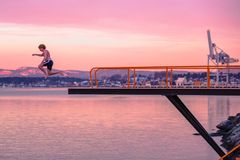 Hopp i havet. Badebrygga med stupebrett inviterer til badeliv i fjorden. Foto: Geir Anders Rybakken Ørslien Fri bruk mot kreditering