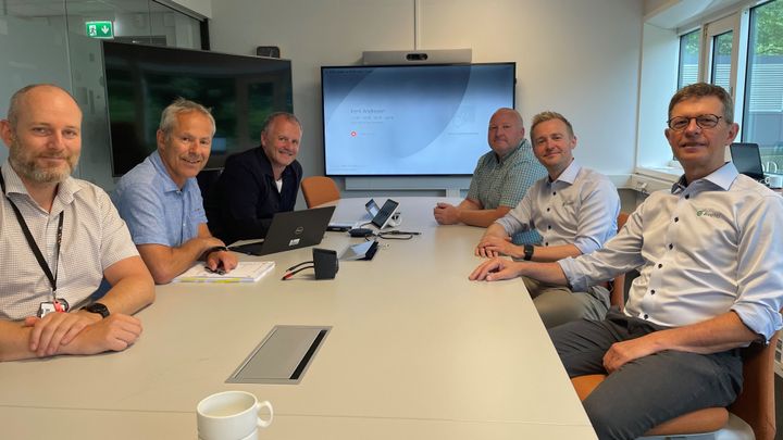 Høyre side: Terje Hundere ( Aventi Group), Lasse Olesen (Aventi Technology, Vidar Myrbakk(Statens vegvesen)
Venstre side: Kent Andresen (Statens vegvesen, Åge Brudeseth (Statens vegvesen), Tom Hedalen (Statens vegvesen)