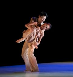 Claudia de Serpa Soares og Gyung Moo Kim danser i Sasha Waltz' koreografi «Impromptus». Foto: Erik Berg