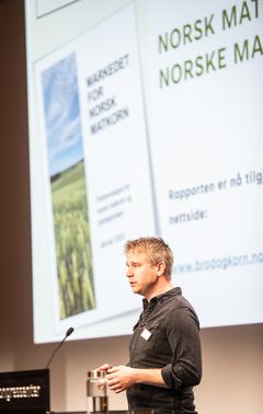Amund Dønnum er prosjektleder for Matkornpartnerskapet, og presenterte hovedfunnene fra den nye rapporten under Kornkonferansen. (Foto: Felleskjøpet Agri)