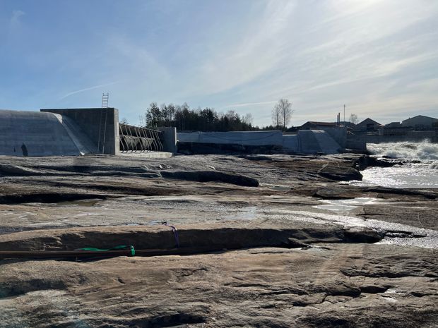 Den siste flomluken i den vestre delen av dammen er nå ferdigstilt.