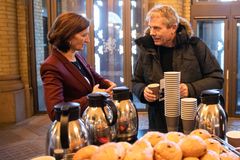 I dag ble alle på Stortinget møtt med informasjon om jubileet Rett til å stemme. Stemmerett for alle i 100 år, kaffe og boller. Her er Stortingets direktør i prat med SVs Arne Nærva. Foto: Stortinget