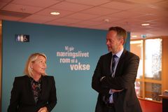 Sivas administrerende direktør Espen Susegg sammen med næringsminister Monica Mæland. Foto: Siva.