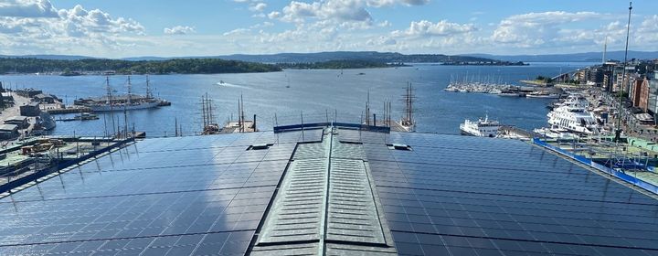 Solcelleanlegg på Oslo Rådhus. Foto: BlueTec
