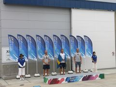 BRONSE: Hermann Tomasgaard vant bronse i Laser Standard under prøve-OL i Japan. Hermann til høyre. I midten Jesper Stålheim fra Sverige (gull) og Tom Burton Australia (sølv) til venstre. (Foto: Thomas Guttormsen)