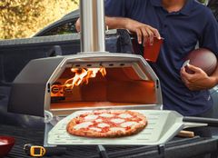 Fire av ti nordmenn forbinder pizza med kos & hygge. Ekstra stas blir det med en pizza som kommer ut av en vedfyrt ovn som viser 500 grader.