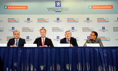 Dette bildet er fra fjorårets utdanningskonferanse i Oslo, der Utdanningskommisjonen ble annonsert. F.v. Libanons utdanningsminister Elias Bou Saab, utenriksminister Børge Brende, FNs spesialutsending for utdanning Gordon Brown og medlem av FNs pådrivergruppe for Tusenårsmålene, Graca Machel. Foto: FN-sambandet / Terje Karlsen.