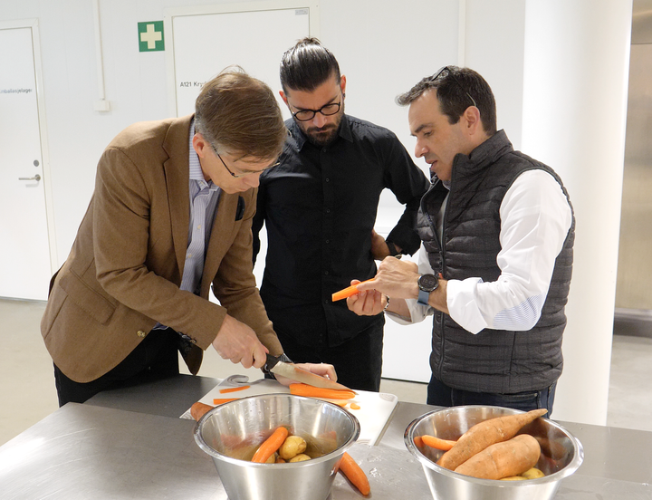 Ignacio Alvarez (høyre) fra Universitet i Zaragoza i Spania viste frem gulrøtter som er prosessert med pulserende elektriske felt (PEF). Foto: Wilhelm Solheim/Nofima