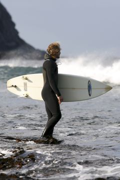 Nå kan du dra på opplevelsesferie i Norge til samme pris som en familieferie til utlandet. En mulighet er å surfe i spektakulære Lofoten. Foto: Nils Erik Bjørholt, www.visitnorway.com