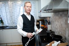 - Beslutningen om å kutte støtten til kjøp av komfyrvakt kommer minst 10 år for tidlig, mener Rolf Søtorp i Brannvernforeningen.