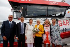 President Nicolai Jarlsby I Redningsselskapet. Ragnar Horn, Cornelia Horn, Annette Malm, Birgitte Horn Bull og generalsekretær Rikke Lind i RS.