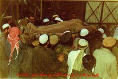 Fra Abdallah Azzams begravelse i 1989. Bildet er hentet fra al-Jihad and al-Bunyan al-Marsus magazines, som ble publisert i Peshawar på slutten av 1980 tallet