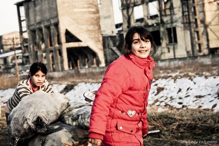 To søstre samler søppel til peisen, så familien kan få varme og lage mat. Blaj, Romania, 2013. Foto: ILO / Attila Erdélyi / CC 3.0