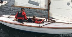 FAVORITTER: August og Kamilla Austefjord ble norgesmestre i Grimstadjolle i 2017 og 2018, og de er favoritter til å gjenta bedriften i år. (FOTO: Grimstad Seilforening)