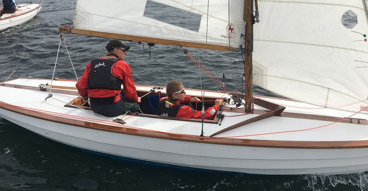 FAVORITTER: August og Kamilla Austefjord ble norgesmestre i Grimstadjolle i 2017 og 2018, og de er favoritter til å gjenta bedriften i år. (FOTO: Grimstad Seilforening)