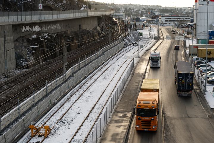 UBRUKT JERNBANESPOR: Parallelt med den tungt trafikkerte havneveien følger trailersjåførene et nesten ubrukt jernbanespor som ender på Kneppeskjær. Alle foto: Hans Kristian Riise/Oslo Havn.