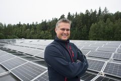 Kjøpmann Marius ser frem til å drive mer miljøvennlig. Det nye solcellepanelet vil dekke 15% av butikkens energiforbruk.