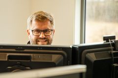 Carl Christian Strømberg i Solcellespesialisten har full kontroll på hva solstrømpotensialet er for ulike steder i Norge. Foto: Delta V