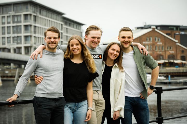 NTNU-studentene Simen, Rikke, Bjørn, Tonje og Marcus vant årets finale og har flyttet sammen i AF-kollektivet i Trondheim. Foto: Catchlight
