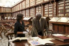 Kim Haines-Eitzen er professor i gamle middelhavsreligioner ved Cornell-universitetet. Her viser han frem gamle dokumenter som tilhører Casanatense-biblioteket i Roma. Foto: National Geographic Channels/Seth Nejame