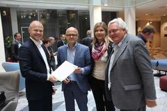 Thor Johan Larsen, Kristin Gyldenskog og Peter Batta fra Huseiernes Landsforbund møtte nylig miljøminister Vidar Helgesen for å hindre giftdeponi i Brevik.