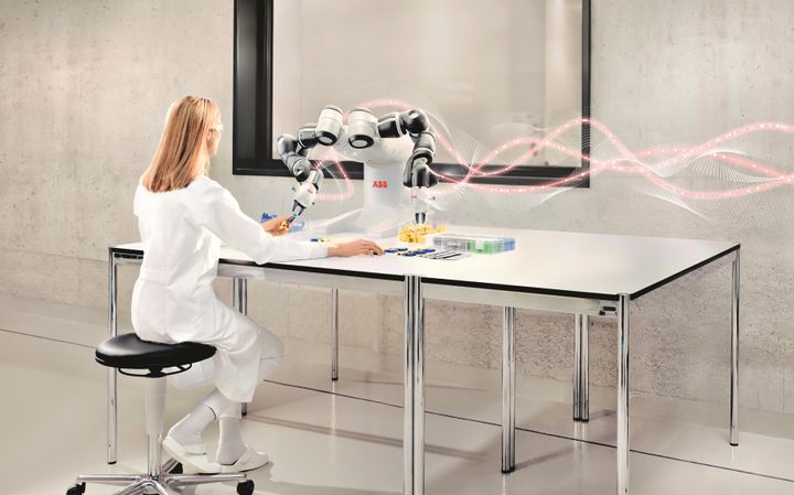 ABBs samhandlingsrobot, YuMi, jobber trygt i tospann med mennesker.