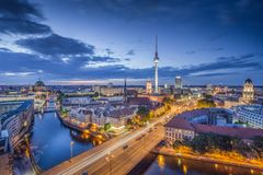 Berlin er et yndet reisemål for nordmenn, med sin historie, sine kjente severdigheter og mange shoppingmuligheter. Nå blir hele Tyskland rødt område fra midnatt natt til lørdag.