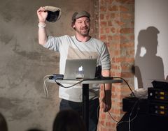 NY SIXPENCE: Hodeplagget er blitt Petter Nyquists varemerke. På premieren av «Petter uteligger: En ny sjanse» fikk han ny sixpence i gave av gjengen fra kaffebaren. Foto: Espen Solli/TV 2