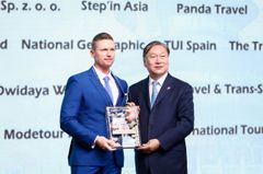 Dong CHEN (right), Party Secretary of Beijing Bureau of Culture and Tourism, gives an award to RANDALL DEER, founder and managing director of IGNITE TRAVEL of Australia.