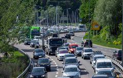 Denne sommeren er det stor fare for lange bilkøer og uoppmerksomme sjåfører på norske veier.