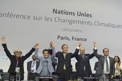 På klimatoppmøtet i Paris vedtok alle verdens land en ny klimaavtale. I midten FNs generalsekretær Ban Ki-moon. Til venstre for ham lederen for FNs klimasekretariat Christina Figueres. Helt til høyre ser vi Frankrikes president, François Hollande. Foto: UNFCCC / Flickr / CC 2.0.