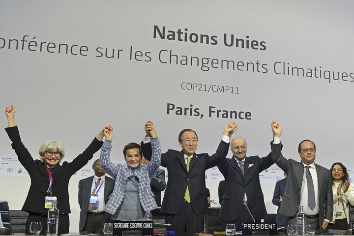 På klimatoppmøtet i Paris vedtok alle verdens land en ny klimaavtale. I midten FNs generalsekretær Ban Ki-moon. Til venstre for ham lederen for FNs klimasekretariat Christina Figueres. Helt til høyre ser vi Frankrikes president, François Hollande. Foto: UNFCCC / Flickr / CC 2.0.