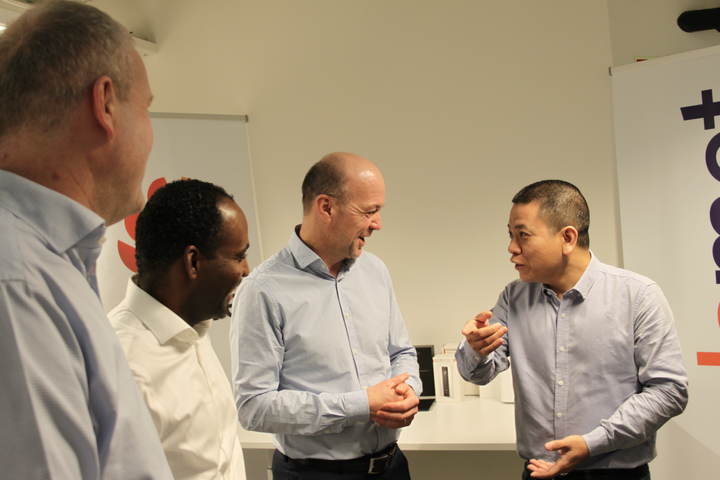 From left: Dr. Haakon Bryhni (Research Professor at SimulaMet), Dr. Ahmed Elmokashfi (Head of Department Centre for Resilient Networks and Applications) Dr. Kyrre Lekve (Chairman of SimulaMet) and CEO Huang Hongqi of Huawei Norway.