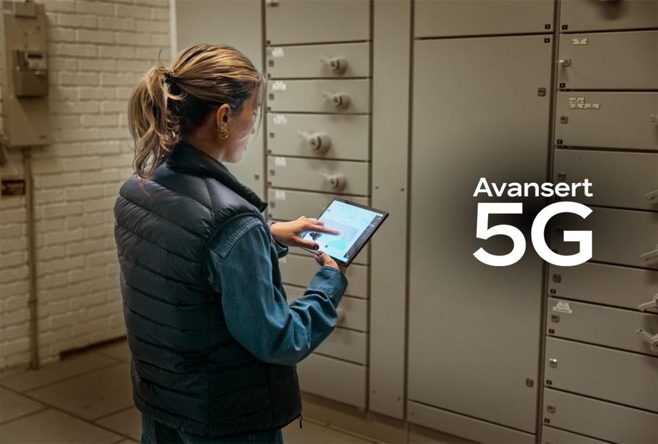 avansert-5g-kvinne-nettbrett-teknisk-rom-1782-1202