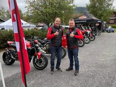 Daglig leder Torgeir Magnussen (venstre), Ducati Eberg Motor i Trondheim og selger Thomas Nicolaisen.