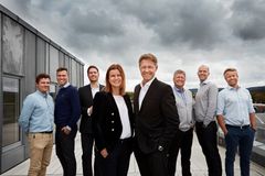 F.v.: Morten Andersen, prosjektleder, Magnus Brekke, prosjektsjef, Kristian Rannov Kårstad, prosjektutvikler og Camilla Krogh, konserndirektør Bygg, samtlige fra Skanska Norge AS. Videre Øivind Solbakken, adm. direktør Bertel O. Steen Eiendom AS, Rune Carlsen, prosjektdirektør Bertel O. Steen Eiendom AS, Rune Hauglin, prosjektleder Prodecon AS og Stian Olaf Kalsaas, prosjektleder Prodecon AS. Foto: Jarle Nyttingnes