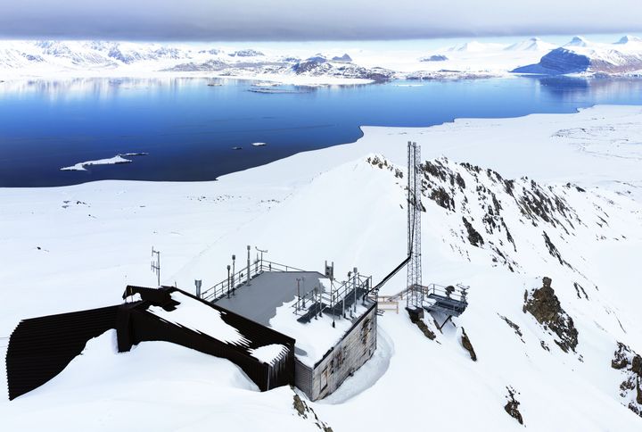 Klimagassene øker raskt: Både på Zeppelinobservatoriet (avbildet) på Svalbard og Birkenesobservatoriet i Agder ble det målt rekordhøye konsentrasjoner av CO2, metan og lystgass i 2021. Foto: Ove Hermansen, Nilu