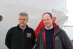 Her ser vi sjefsforsker Petter Lågstad fra FFI sammen med prosjektleder fra Kystverkets Beredskapsavdeling, Hans Petter Laahne Mortensholm utenfor M/S H.U. Sverdrup II, som var basen for toktet.