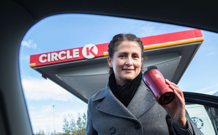 Circle K-koppene fylles totalt 20 millioner ganger i året ved våre norske stasjoner, sier Jeanette Amara, som er kategoriansvarlig for mat og kaffe i Circle K.(Foto: Johnny Syversen)