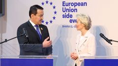 Kasakhstans Statsminister Alikhan Smailov og EU-kommisjonens president Ursula von der Leyen. FNs klimakonferanse COP27 i Sharm El-Sheikh, Egypt, 7. november 2022 under